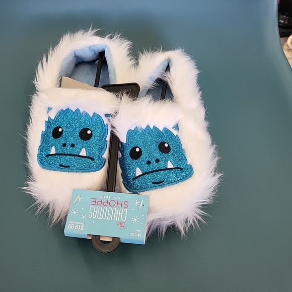 NWT Youth S/M Fuzzy Yeti Christmas Shoppe Slippers Furry White Blue Glitter - Picture 1 of 10